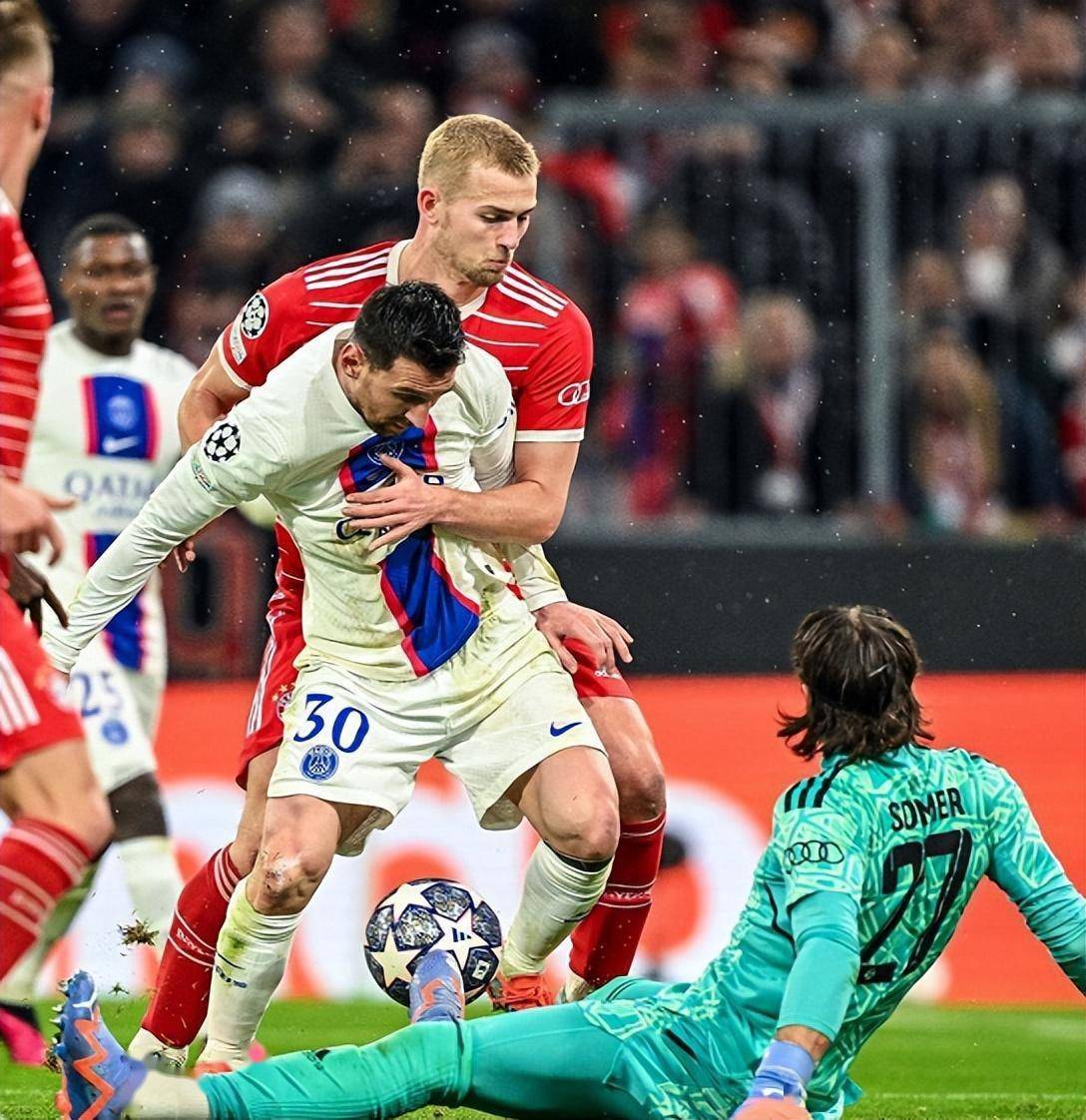 包含埃因霍温训练开放日，今晨外线爆发引欢呼，法国杯在即，身体对抗强度拉满的词条