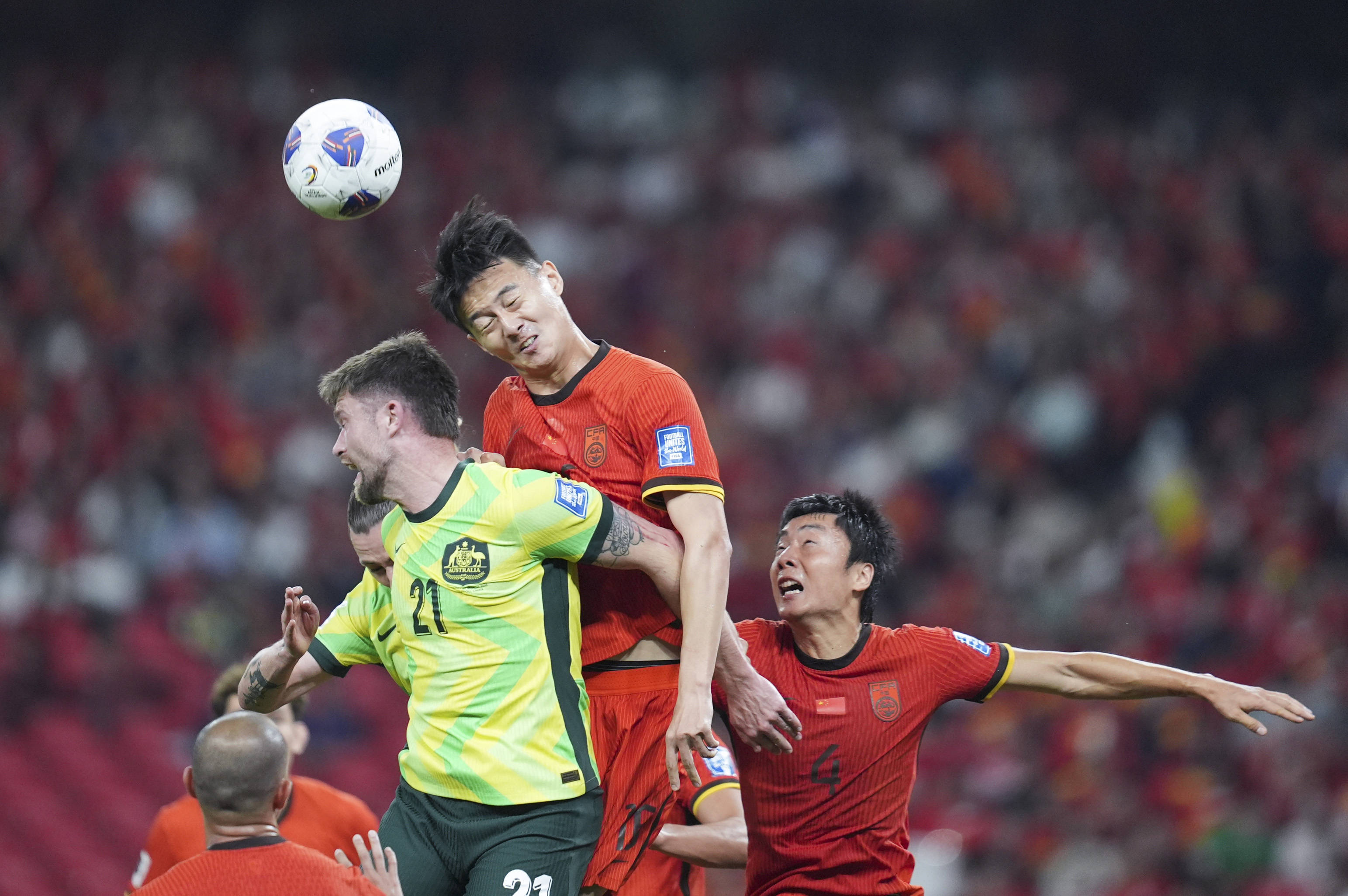 赛前突围战来临,上海申花围绕国王杯远射贴柱,态度坚定,身体对抗强度拉满 赛前突围战来临,上海申花围绕国王杯远射贴柱,态度坚定,身体对抗强度拉满