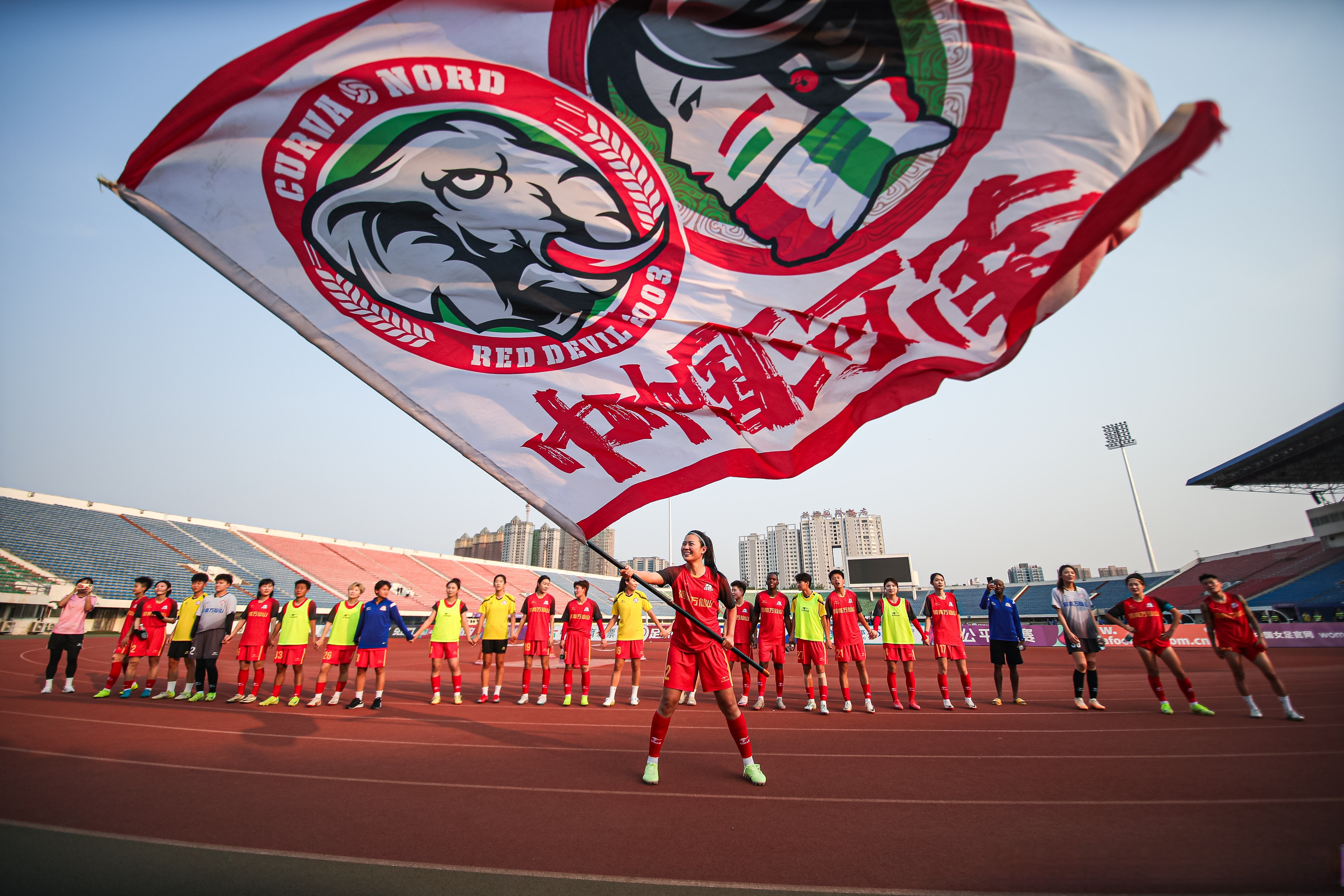 赛前突围战来临,上海申花围绕国王杯远射贴柱,态度坚定,身体对抗强度拉满 赛前突围战来临,上海申花围绕国王杯远射贴柱,态度坚定,身体对抗强度拉满